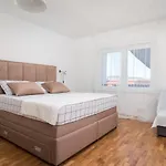 Regius White Apartment *