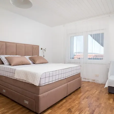 Regius White Apartment *