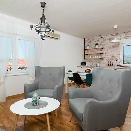 Regius White Apartment *