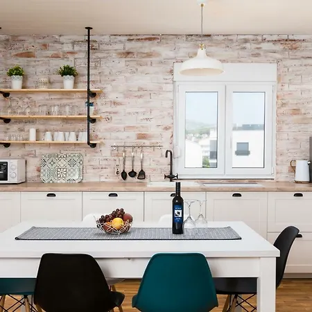 Regius White Apartment